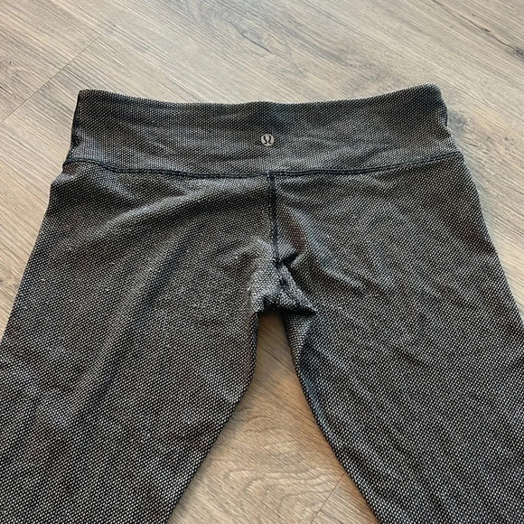 Lululemon gray Capri  length leggings size 8 - Picture 8 of 9